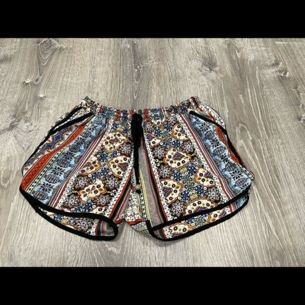 Fashion Fuse Pretty Shorts Small C14